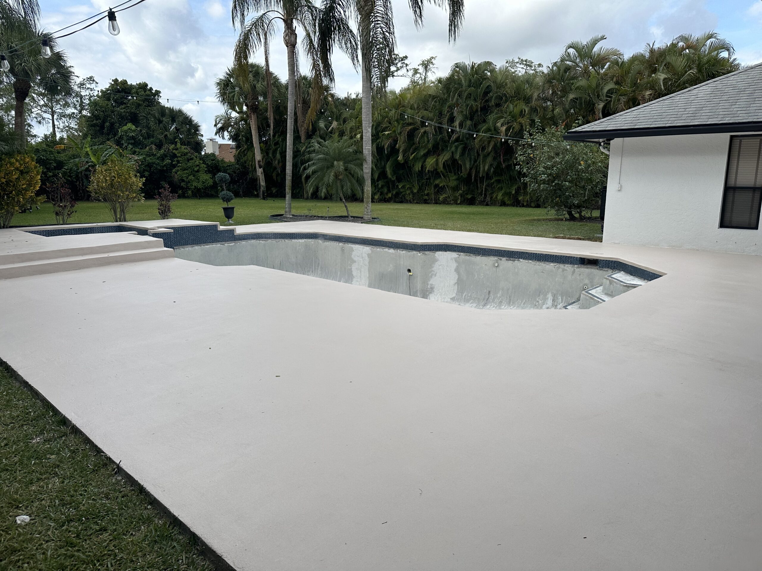 Seamless pool coping